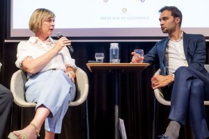 Julia Wijnia in gesprek met staatssecretaris Maarten van Ooijen